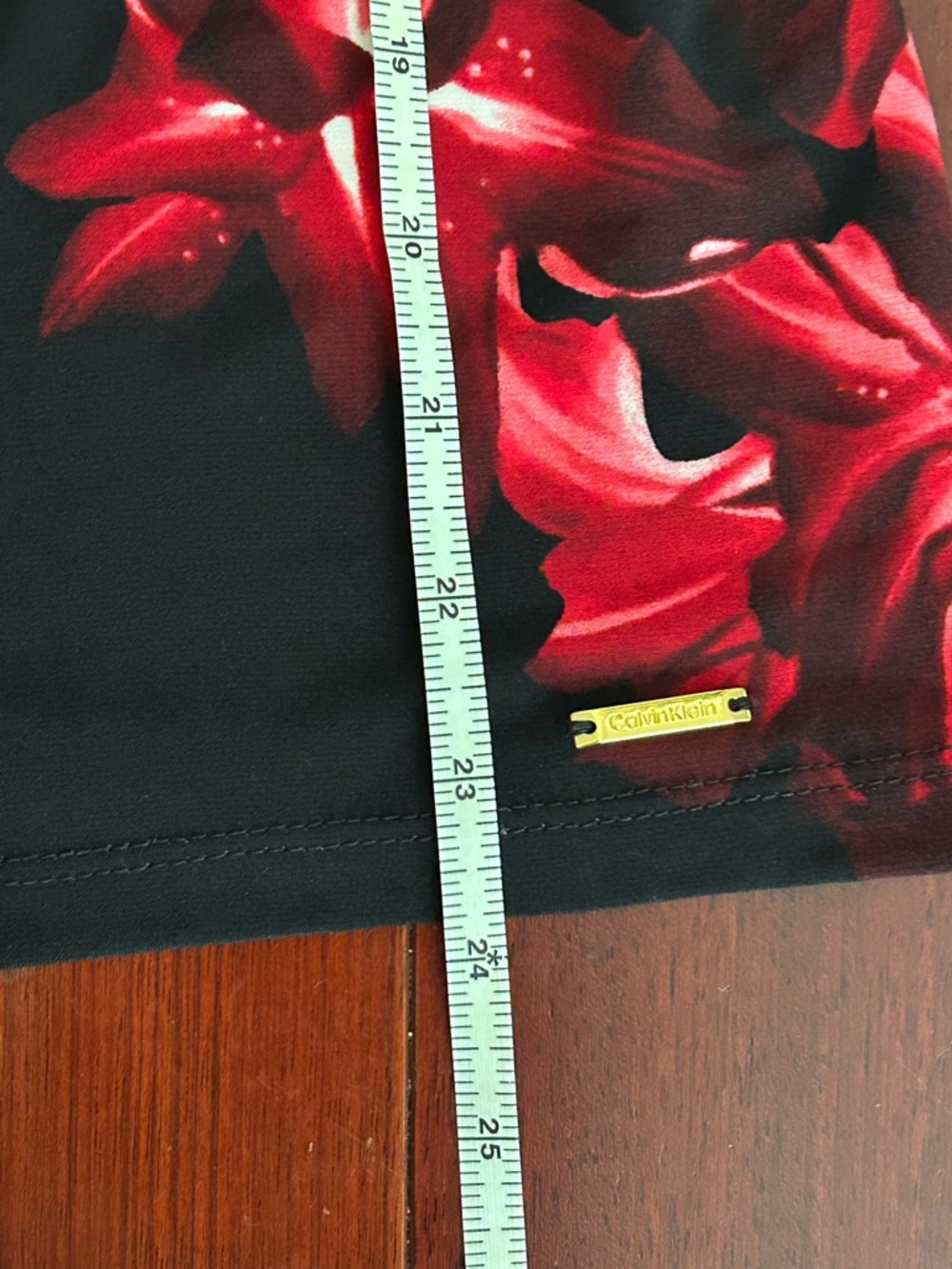 Calvin Klein Black Blouse with Bold Red Floral Print Pleats Tropical Sleeveless - Picture 7 of 10